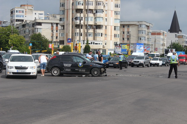 s a urcat beat la volan si a izbit masina unei firme de paza un tanar bucurestean a provocat un accident s a urcat beat la volan si a izbit masina unei firme de paza un tanar bucurestean a provocat un accident