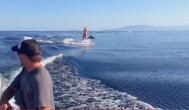 Fantastic! Vezi cum este să faci surfing cu delfinii!