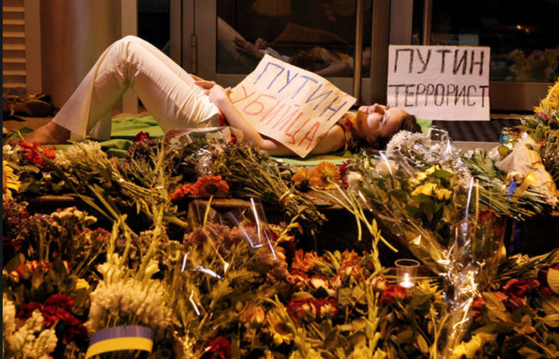 au aparut primele imagini cu rudele celor care si au pierdut viata in tragicul accident aviatic din ucraina au aparut primele imagini cu rudele celor care si au pierdut viata in tragicul accident aviatic din ucraina