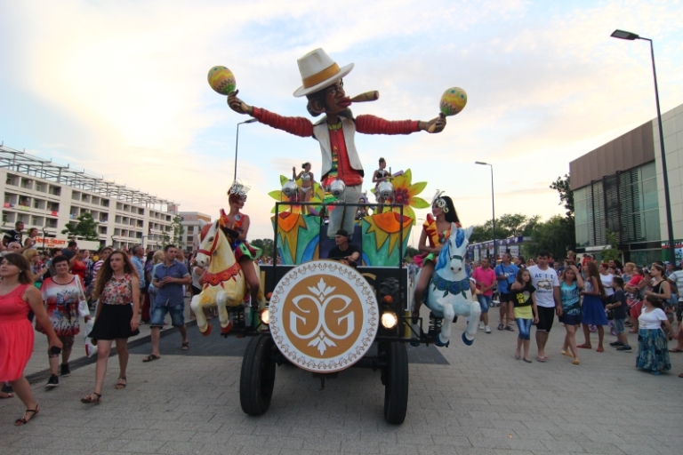 fotoreportaj show incendiar explozie de culoare si dansuri pe carele alegorice la carnavalul din mamaia fotoreportaj show incendiar explozie de culoare si dansuri pe carele alegorice la carnavalul din mamaia