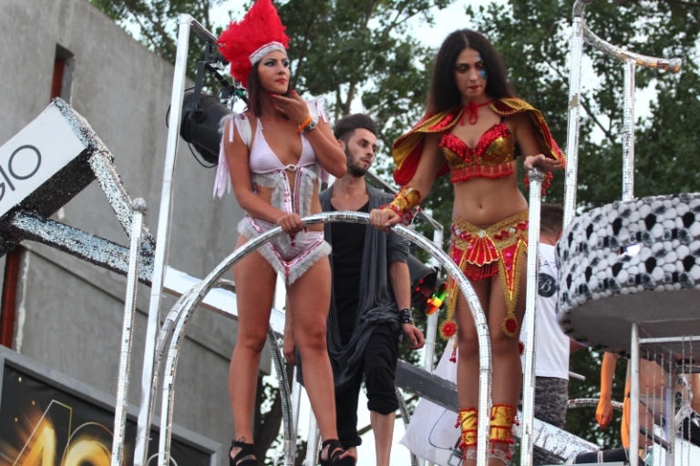fotoreportaj show incendiar explozie de culoare si dansuri pe carele alegorice la carnavalul din mamaia fotoreportaj show incendiar explozie de culoare si dansuri pe carele alegorice la carnavalul din mamaia