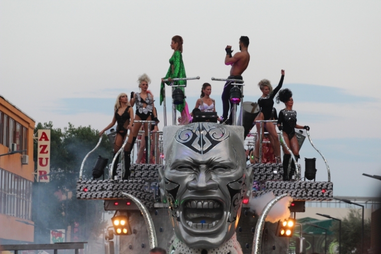 fotoreportaj show incendiar explozie de culoare si dansuri pe carele alegorice la carnavalul din mamaia fotoreportaj show incendiar explozie de culoare si dansuri pe carele alegorice la carnavalul din mamaia