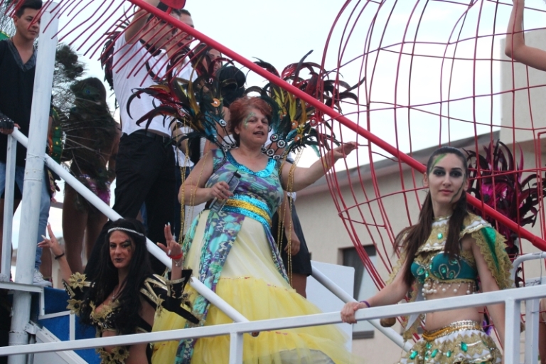 fotoreportaj show incendiar explozie de culoare si dansuri pe carele alegorice la carnavalul din mamaia fotoreportaj show incendiar explozie de culoare si dansuri pe carele alegorice la carnavalul din mamaia