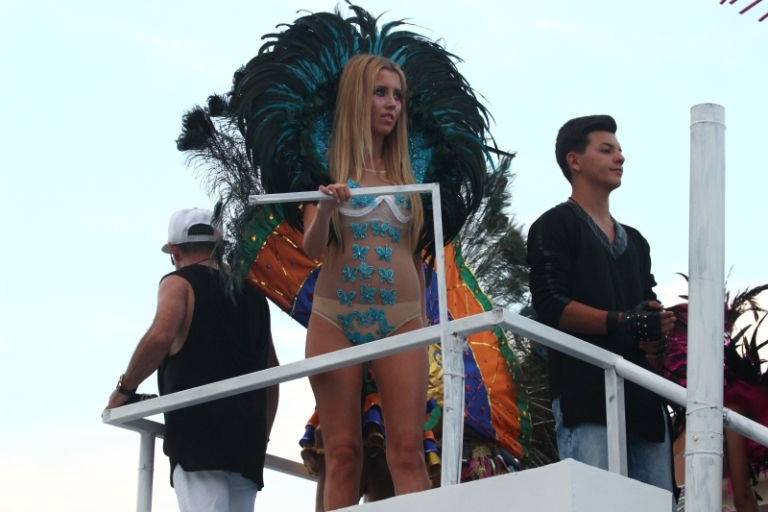 fotoreportaj show incendiar explozie de culoare si dansuri pe carele alegorice la carnavalul din mamaia fotoreportaj show incendiar explozie de culoare si dansuri pe carele alegorice la carnavalul din mamaia