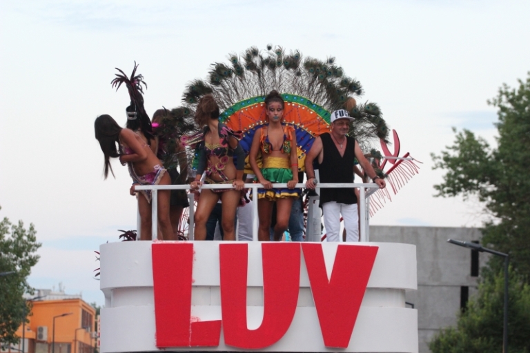 fotoreportaj show incendiar explozie de culoare si dansuri pe carele alegorice la carnavalul din mamaia fotoreportaj show incendiar explozie de culoare si dansuri pe carele alegorice la carnavalul din mamaia