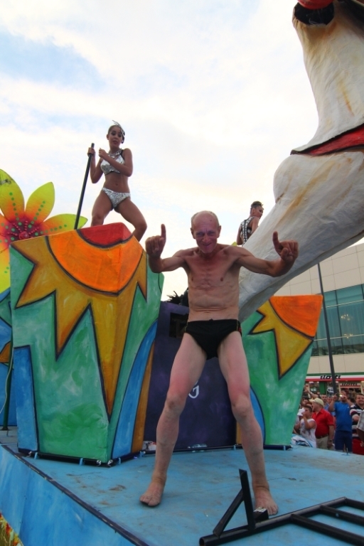 fotoreportaj show incendiar explozie de culoare si dansuri pe carele alegorice la carnavalul din mamaia fotoreportaj show incendiar explozie de culoare si dansuri pe carele alegorice la carnavalul din mamaia