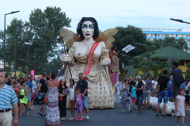 fotoreportaj show incendiar explozie de culoare si dansuri pe carele alegorice la carnavalul din mamaia fotoreportaj show incendiar explozie de culoare si dansuri pe carele alegorice la carnavalul din mamaia