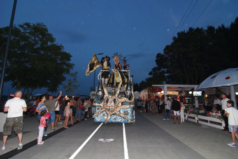 fotoreportaj show incendiar explozie de culoare si dansuri pe carele alegorice la carnavalul din mamaia fotoreportaj show incendiar explozie de culoare si dansuri pe carele alegorice la carnavalul din mamaia