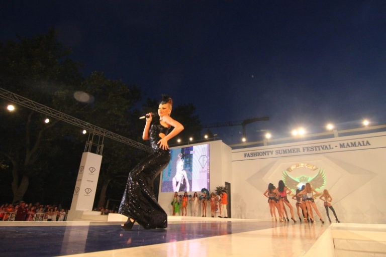 fotoreportaj show incendiar explozie de culoare si dansuri pe carele alegorice la carnavalul din mamaia fotoreportaj show incendiar explozie de culoare si dansuri pe carele alegorice la carnavalul din mamaia