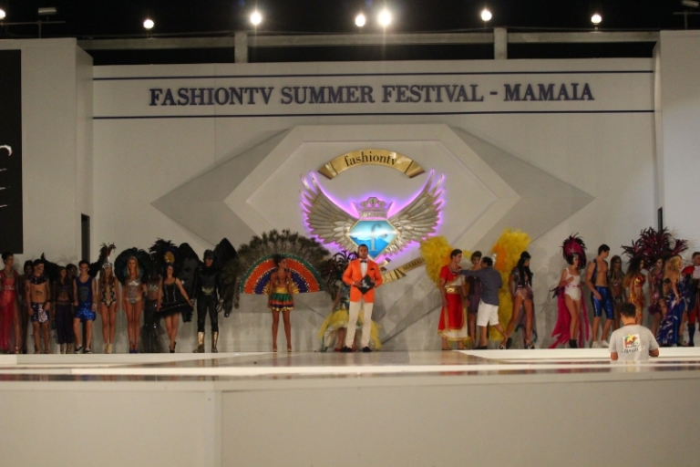 fotoreportaj show incendiar explozie de culoare si dansuri pe carele alegorice la carnavalul din mamaia fotoreportaj show incendiar explozie de culoare si dansuri pe carele alegorice la carnavalul din mamaia