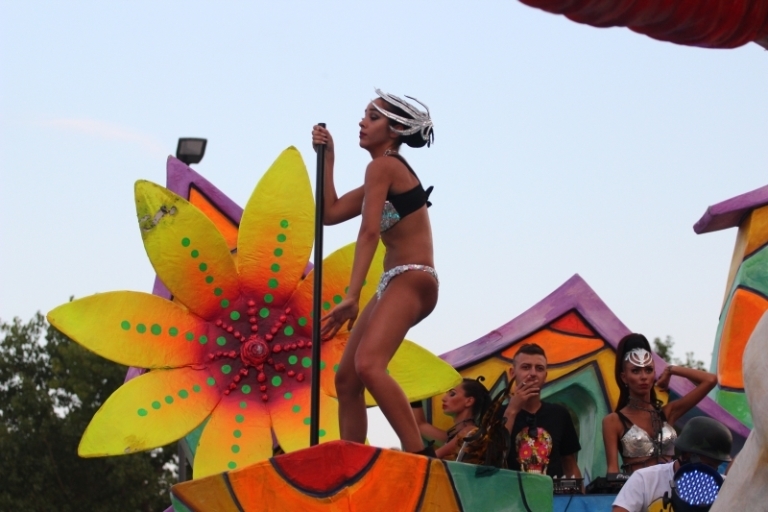 fotoreportaj show incendiar explozie de culoare si dansuri pe carele alegorice la carnavalul din mamaia fotoreportaj show incendiar explozie de culoare si dansuri pe carele alegorice la carnavalul din mamaia