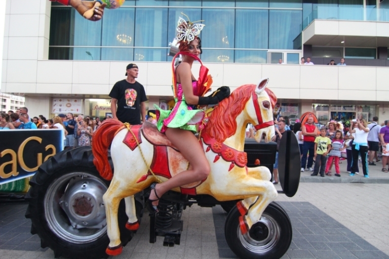 fotoreportaj show incendiar explozie de culoare si dansuri pe carele alegorice la carnavalul din mamaia fotoreportaj show incendiar explozie de culoare si dansuri pe carele alegorice la carnavalul din mamaia