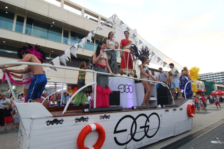 fotoreportaj show incendiar explozie de culoare si dansuri pe carele alegorice la carnavalul din mamaia fotoreportaj show incendiar explozie de culoare si dansuri pe carele alegorice la carnavalul din mamaia