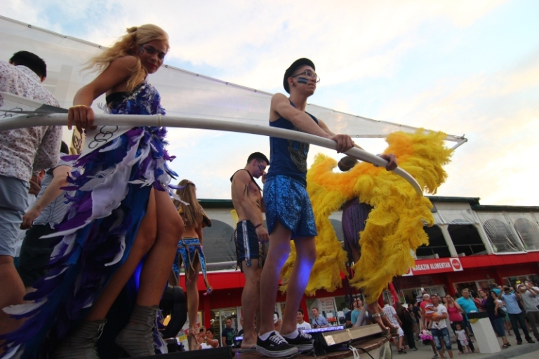 fotoreportaj show incendiar explozie de culoare si dansuri pe carele alegorice la carnavalul din mamaia fotoreportaj show incendiar explozie de culoare si dansuri pe carele alegorice la carnavalul din mamaia