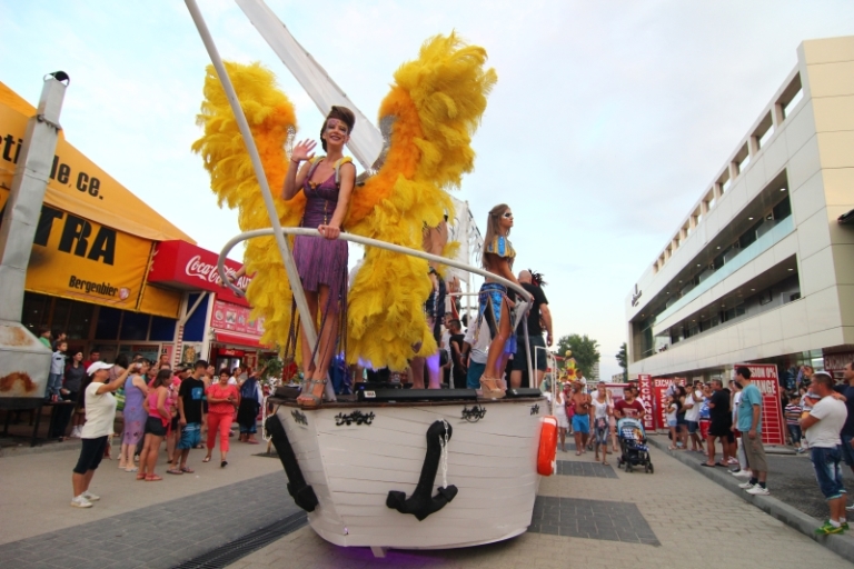 fotoreportaj show incendiar explozie de culoare si dansuri pe carele alegorice la carnavalul din mamaia fotoreportaj show incendiar explozie de culoare si dansuri pe carele alegorice la carnavalul din mamaia