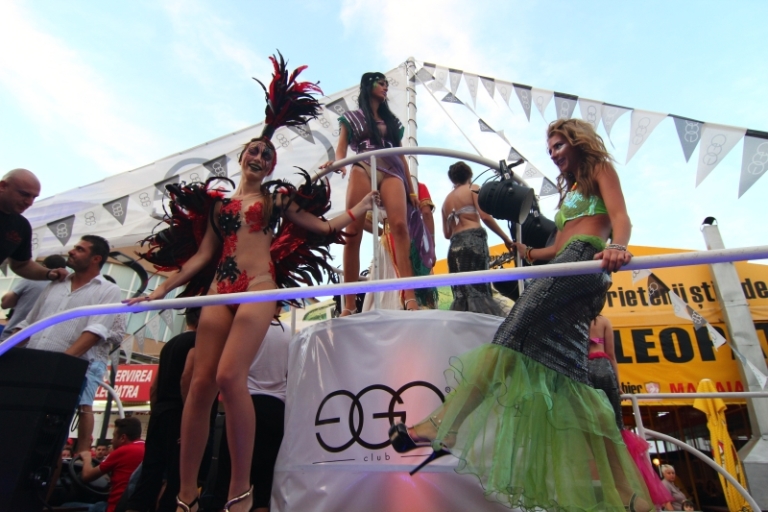 fotoreportaj show incendiar explozie de culoare si dansuri pe carele alegorice la carnavalul din mamaia fotoreportaj show incendiar explozie de culoare si dansuri pe carele alegorice la carnavalul din mamaia