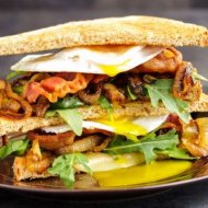 E-retete.ro Sendviș cu ou, bacon și ceapa