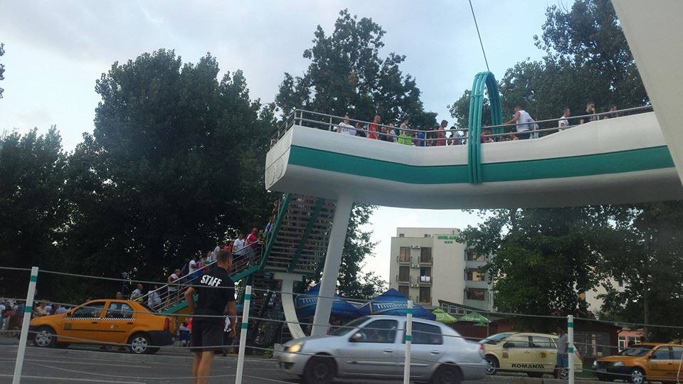 ca indienii aia pe tren ciorchine mare eveniment pasarela lu mazare pietoni inghesuiti si nemultumiti ca indienii aia pe tren ciorchine mare eveniment pasarela lu mazare pietoni inghesuiti si nemultumiti