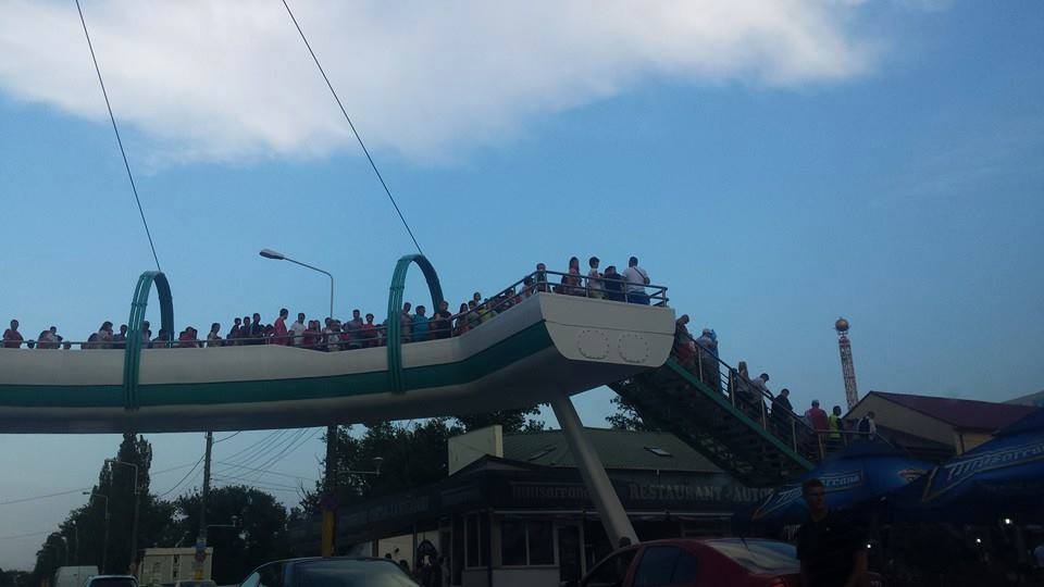 ca indienii aia pe tren ciorchine mare eveniment pasarela lu mazare pietoni inghesuiti si nemultumiti ca indienii aia pe tren ciorchine mare eveniment pasarela lu mazare pietoni inghesuiti si nemultumiti