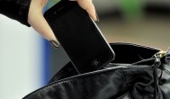 Şi-a lăsat colega de muncă fără telefon mobil Un bărbat cercetat pentru furt