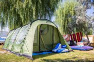 Nu toti turistii aleg cazarea in hotelurile de lux si cluburile de fite Multi prefera vacanta la cort. Vezi costurile