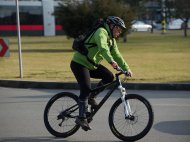 Livrări rapide și ecologice Doi elevi din Constanța au pus bazele unui serviciu de curierat rapid pe bicicletă