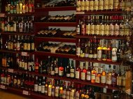 A intrat în atenția polițiștilor Un bărbat din Caraș-Severin a furat băuturi alcoolice dintr-un centru comercial