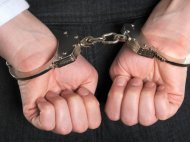 Un tânăr din Craiova încătuşat de poliţiştii din Costineşti  