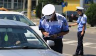 Poliţiştii rutieri au împărţit zeci de amenzi şoferilor indisciplinaţi 
