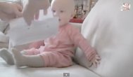 Funny video Îţi place să rupi hârtii? Uită-te aici... mori de râs