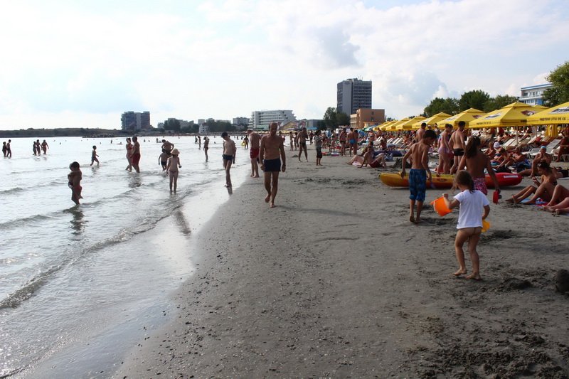 plaja inghite din mare in mamaia maree provocata de vant galerie foto 508071 plaja inghite din mare in mamaia maree provocata de vant galerie foto 508071