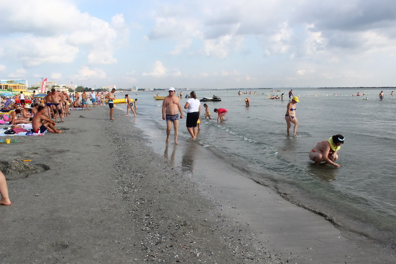 plaja inghite din mare in mamaia maree provocata de vant galerie foto 508071 plaja inghite din mare in mamaia maree provocata de vant galerie foto 508071