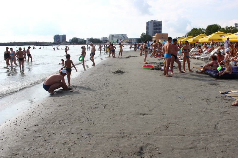 plaja inghite din mare in mamaia maree provocata de vant galerie foto 508071 plaja inghite din mare in mamaia maree provocata de vant galerie foto 508071
