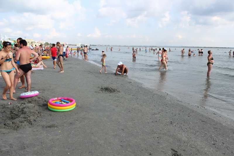 plaja inghite din mare in mamaia maree provocata de vant galerie foto 508071 plaja inghite din mare in mamaia maree provocata de vant galerie foto 508071