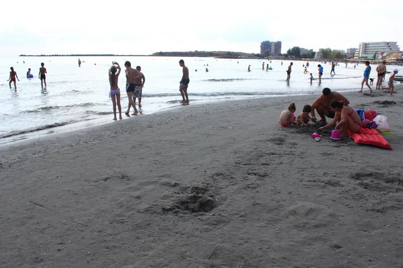 plaja inghite din mare in mamaia maree provocata de vant galerie foto 508071 plaja inghite din mare in mamaia maree provocata de vant galerie foto 508071