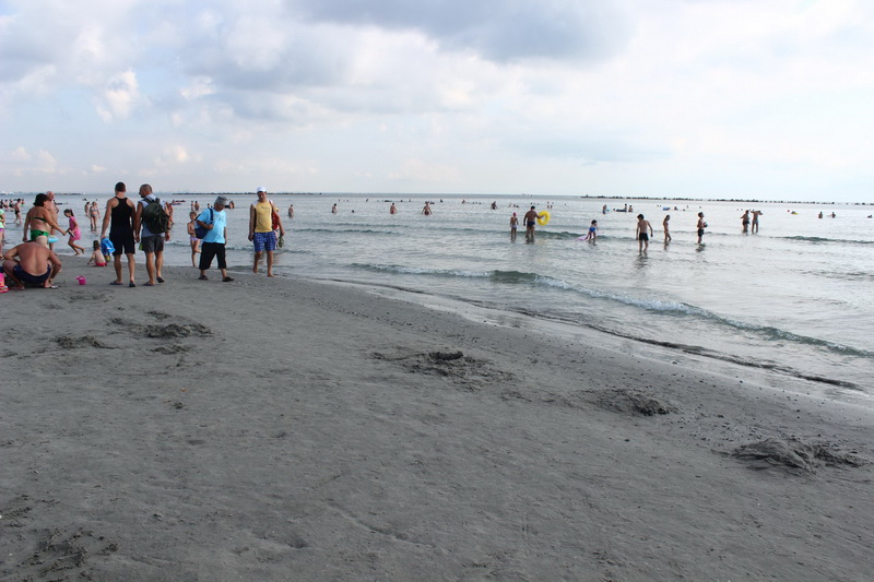 plaja inghite din mare in mamaia maree provocata de vant galerie foto 508071 plaja inghite din mare in mamaia maree provocata de vant galerie foto 508071