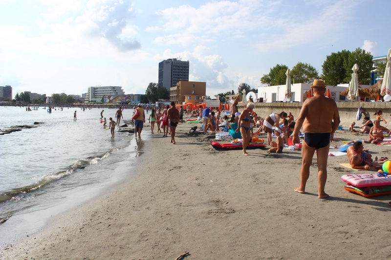 plaja inghite din mare in mamaia maree provocata de vant galerie foto 508071 plaja inghite din mare in mamaia maree provocata de vant galerie foto 508071