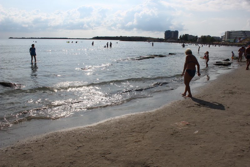 plaja inghite din mare in mamaia maree provocata de vant galerie foto 508071 plaja inghite din mare in mamaia maree provocata de vant galerie foto 508071