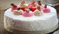 Lauraadamache.ro  Tort cu crema caramel si crema de capsuni 