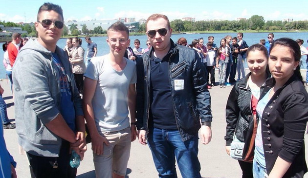 este foarte greu sa ti asiguri un trai decent dintr un salariu de profesor mai ales ca barbat si sa ai este foarte greu sa ti asiguri un trai decent dintr un salariu de profesor mai ales ca barbat si sa ai