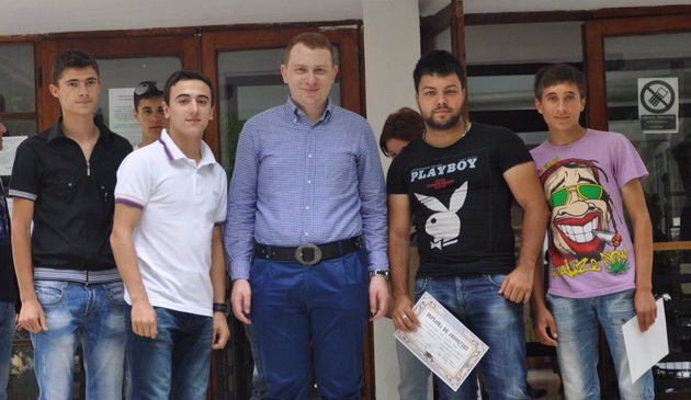 este foarte greu sa ti asiguri un trai decent dintr un salariu de profesor mai ales ca barbat si sa ai este foarte greu sa ti asiguri un trai decent dintr un salariu de profesor mai ales ca barbat si sa ai