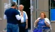 Funny video Vrei să ajuți un om și te trezești făcând....
