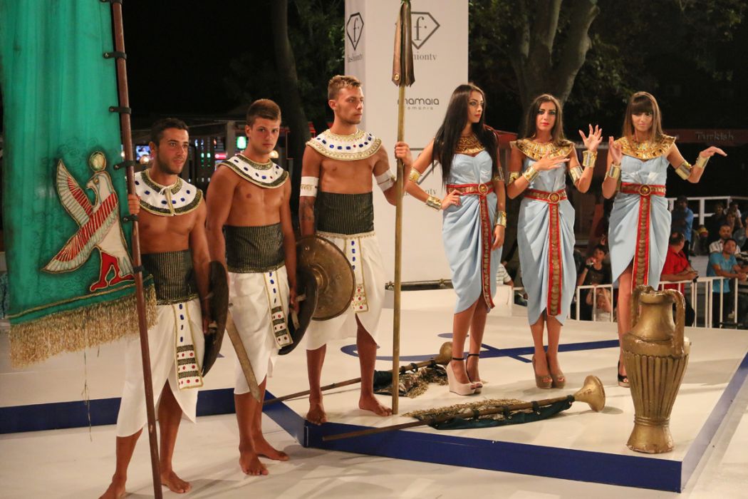 carnavalul de la mamaia continua primarul radu mazare si cabral pe scena din piata cazino galerie foto carnavalul de la mamaia continua primarul radu mazare si cabral pe scena din piata cazino galerie foto