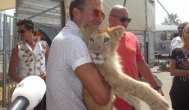 Organizaţia Vier Pfoten denunţă defilarea lui Mazăre alături de animale la carnavalul din Mamaia