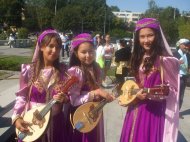 Fotoreportaj Muzică, culoare, originalitate şi voie bună la parada costumelor tradiţionale