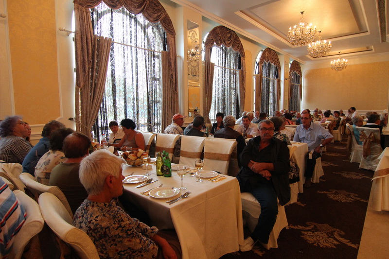 gest de caritate la solicitarea lui mazare pensionarii din constanta primesc o masa calda galerie foto gest de caritate la solicitarea lui mazare pensionarii din constanta primesc o masa calda galerie foto