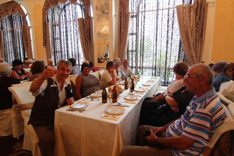 gest de caritate la solicitarea lui mazare pensionarii din constanta primesc o masa calda galerie foto gest de caritate la solicitarea lui mazare pensionarii din constanta primesc o masa calda galerie foto