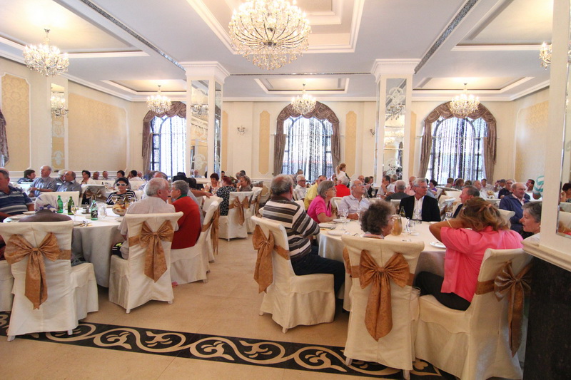 gest de caritate la solicitarea lui mazare pensionarii din constanta primesc o masa calda galerie foto gest de caritate la solicitarea lui mazare pensionarii din constanta primesc o masa calda galerie foto