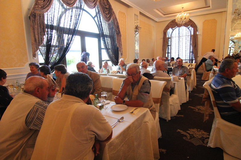 gest de caritate la solicitarea lui mazare pensionarii din constanta primesc o masa calda galerie foto gest de caritate la solicitarea lui mazare pensionarii din constanta primesc o masa calda galerie foto