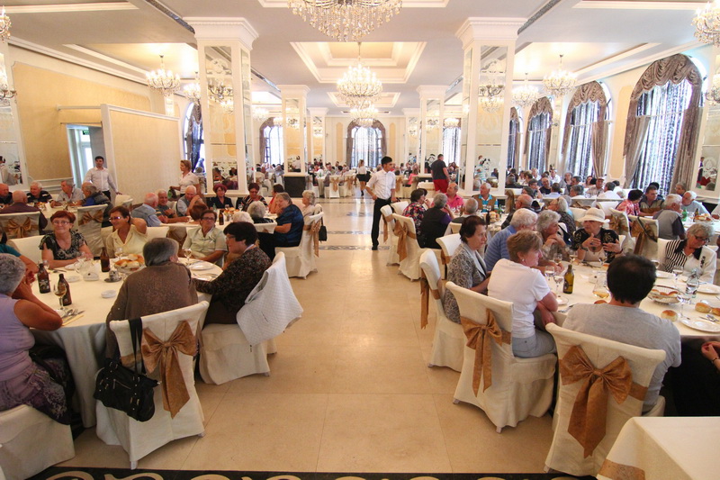 gest de caritate la solicitarea lui mazare pensionarii din constanta primesc o masa calda galerie foto gest de caritate la solicitarea lui mazare pensionarii din constanta primesc o masa calda galerie foto